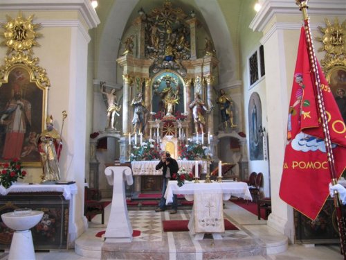 Glavni oltar s sv. Florijanom